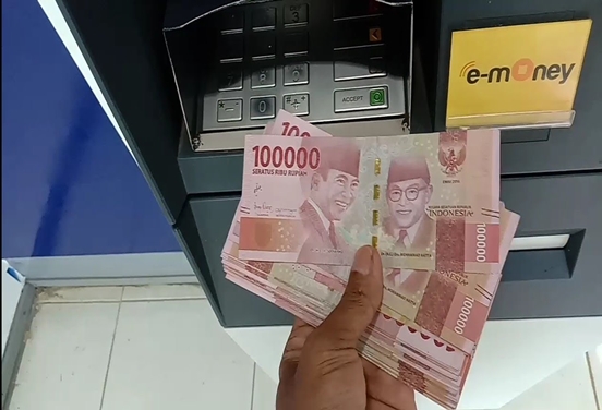Gambar Uang Banyak di ATM